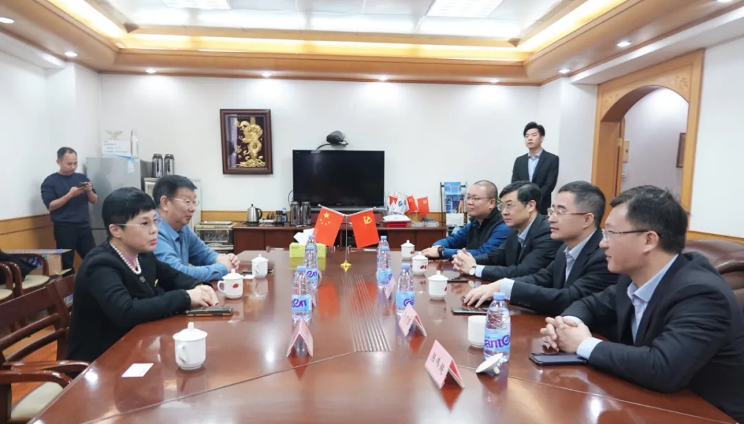 共筑爱心长城 我会与厦门金龙旅行车有限公司签订合作协议