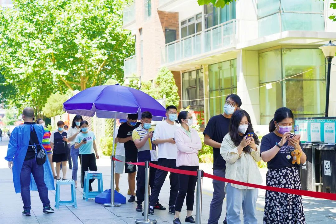 如火夏日，他们在汗水中坚守！中仁慈善志愿者团队投身抗疫前线