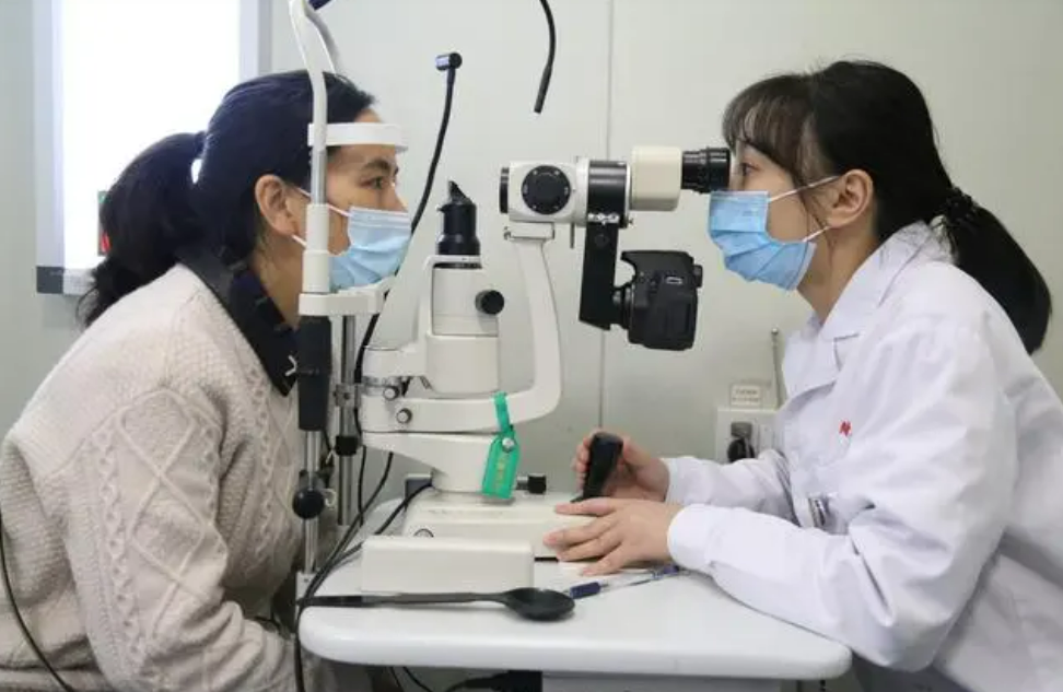“健康列车”开进贵州遵义，为民众送健康
